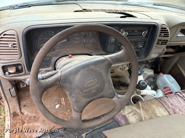 image for item EA7807 1999 Chevrolet C3500 flatbed pickup truck