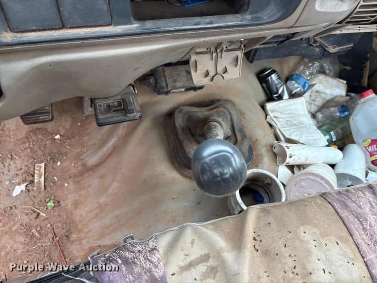 image for item EA7807 1999 Chevrolet C3500 flatbed pickup truck