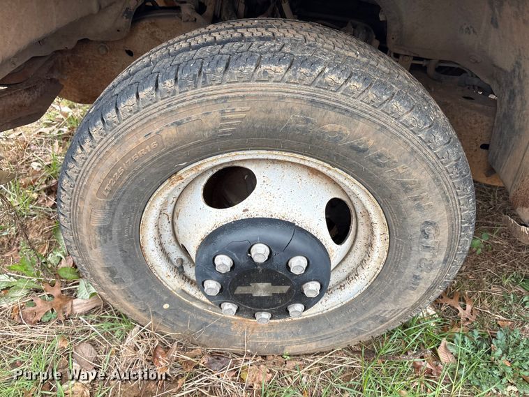 image for item EA7807 1999 Chevrolet C3500 flatbed pickup truck