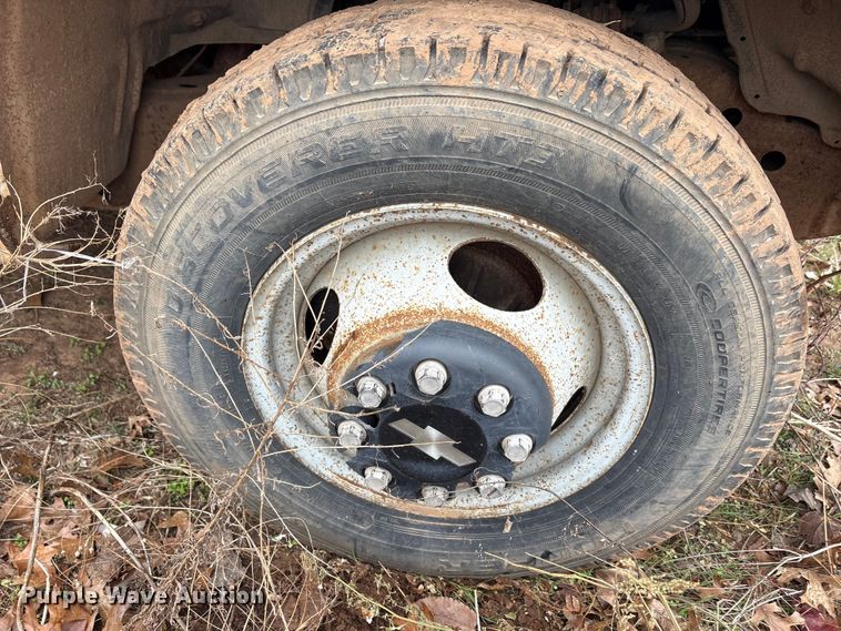 image for item EA7807 1999 Chevrolet C3500 flatbed pickup truck