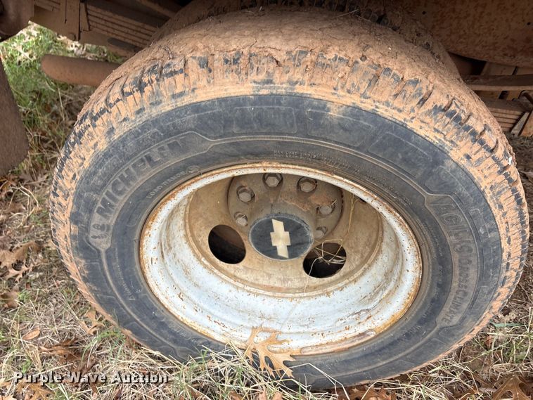 image for item EA7807 1999 Chevrolet C3500 flatbed pickup truck