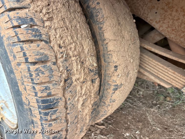 image for item EA7807 1999 Chevrolet C3500 flatbed pickup truck