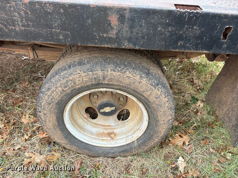 image for item EA7807 1999 Chevrolet C3500 flatbed pickup truck