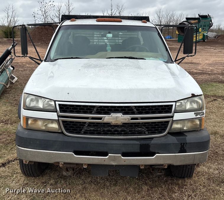 image for item EA7810 2007 Chevrolet Silverado 3500 Ext. Cab flatbed truck