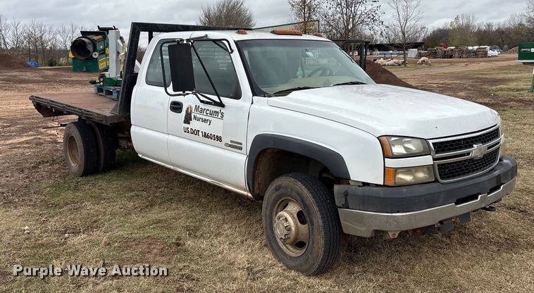image for item EA7810 2007 Chevrolet Silverado 3500 Ext. Cab flatbed truck