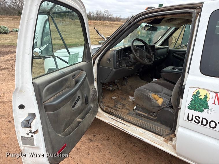 image for item EA7810 2007 Chevrolet Silverado 3500 Ext. Cab flatbed truck