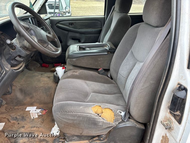 image for item EA7810 2007 Chevrolet Silverado 3500 Ext. Cab flatbed truck