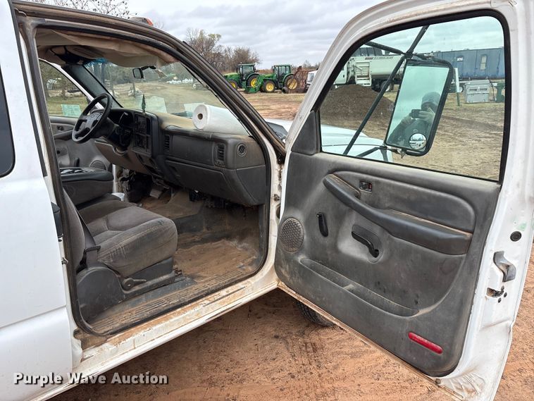 image for item EA7810 2007 Chevrolet Silverado 3500 Ext. Cab flatbed truck