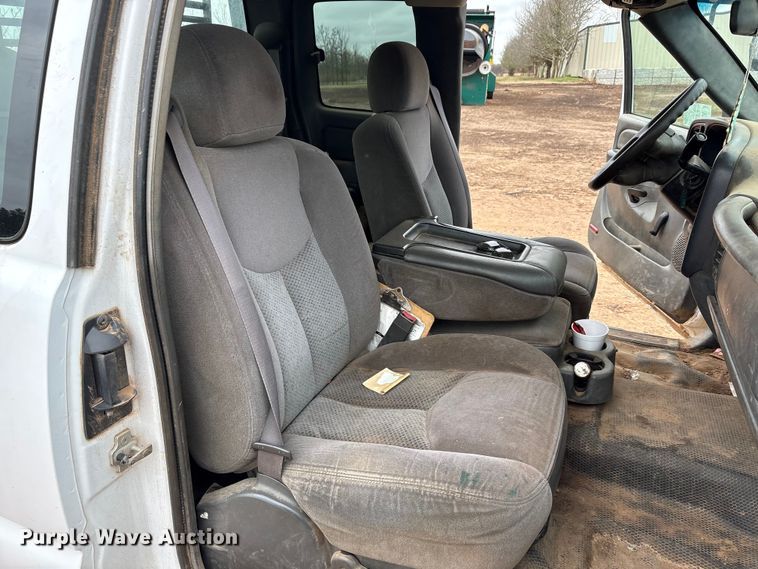 image for item EA7810 2007 Chevrolet Silverado 3500 Ext. Cab flatbed truck