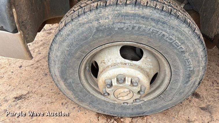 image for item EA7810 2007 Chevrolet Silverado 3500 Ext. Cab flatbed truck