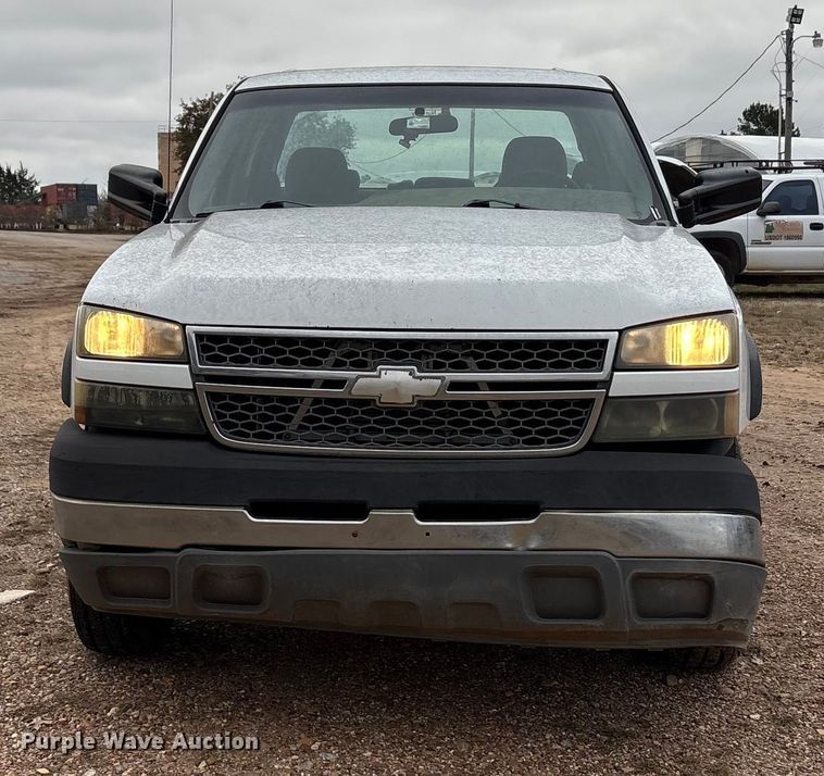 image for item EA7812 2005 Chevrolet Silverado 2500HD Crew Cab pickup truck