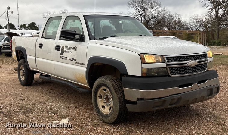 image for item EA7812 2005 Chevrolet Silverado 2500HD Crew Cab pickup truck