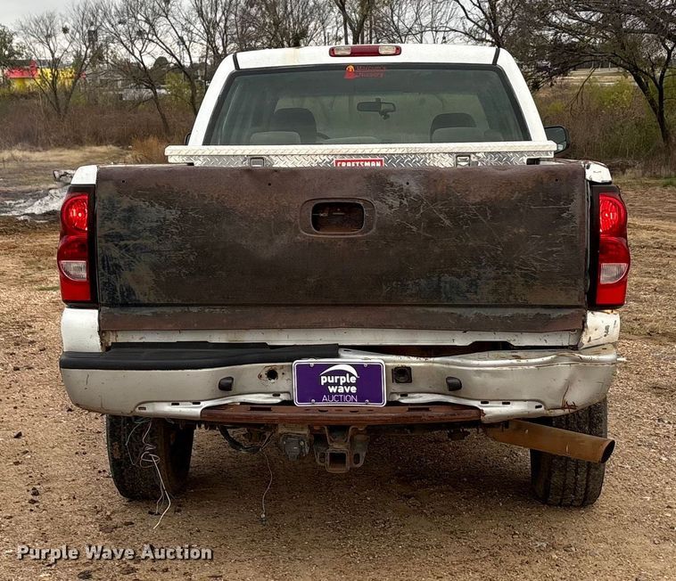 image for item EA7812 2005 Chevrolet Silverado 2500HD Crew Cab pickup truck