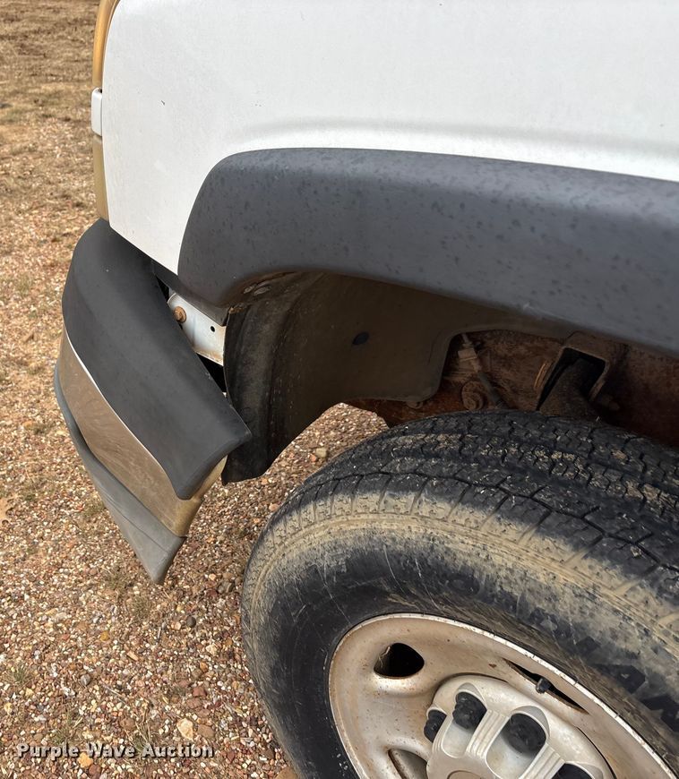 image for item EA7812 2005 Chevrolet Silverado 2500HD Crew Cab pickup truck