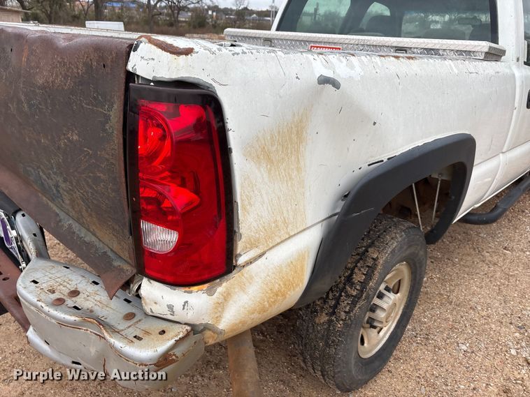 image for item EA7812 2005 Chevrolet Silverado 2500HD Crew Cab pickup truck