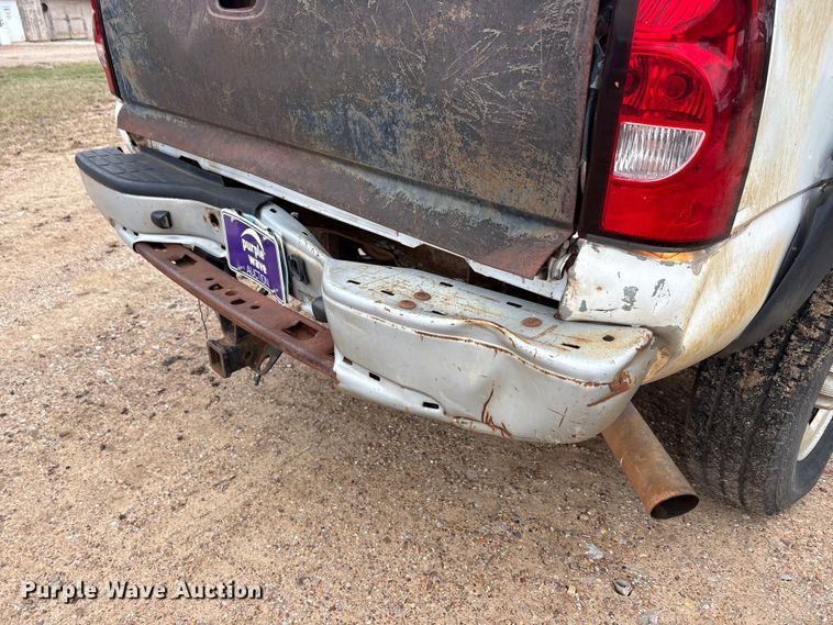 image for item EA7812 2005 Chevrolet Silverado 2500HD Crew Cab pickup truck