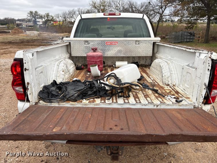 image for item EA7812 2005 Chevrolet Silverado 2500HD Crew Cab pickup truck