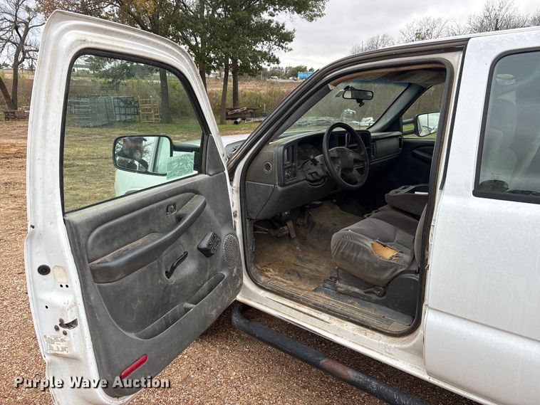 image for item EA7812 2005 Chevrolet Silverado 2500HD Crew Cab pickup truck