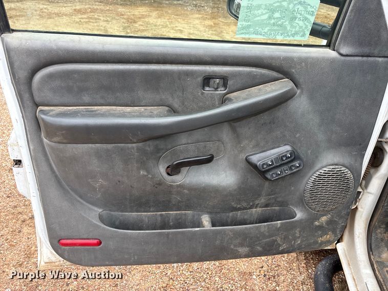 image for item EA7812 2005 Chevrolet Silverado 2500HD Crew Cab pickup truck