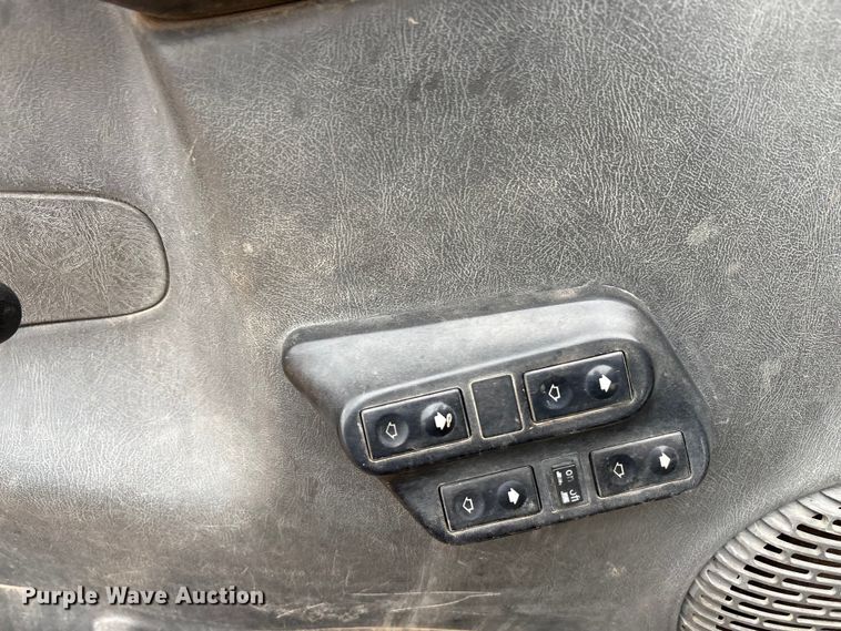 image for item EA7812 2005 Chevrolet Silverado 2500HD Crew Cab pickup truck