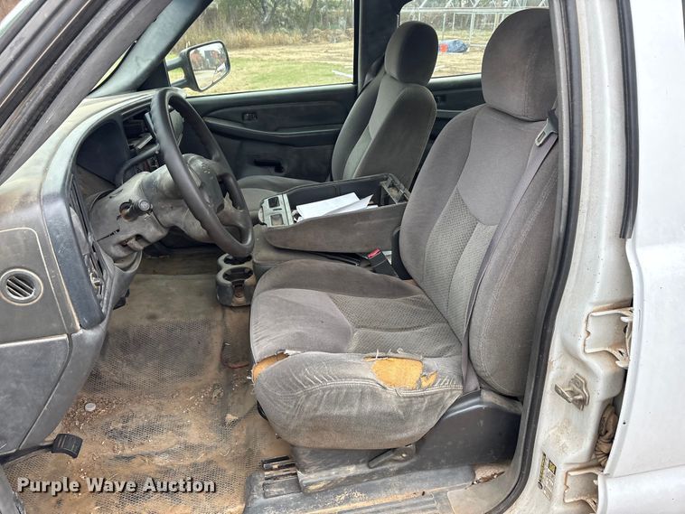 image for item EA7812 2005 Chevrolet Silverado 2500HD Crew Cab pickup truck