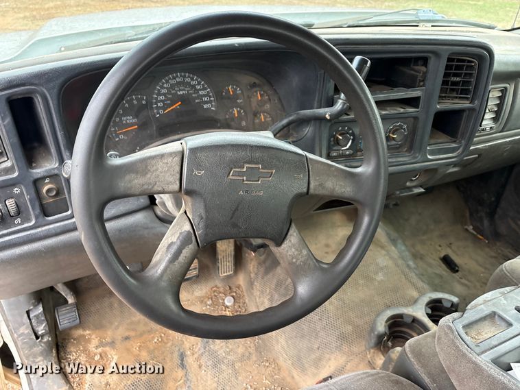 image for item EA7812 2005 Chevrolet Silverado 2500HD Crew Cab pickup truck