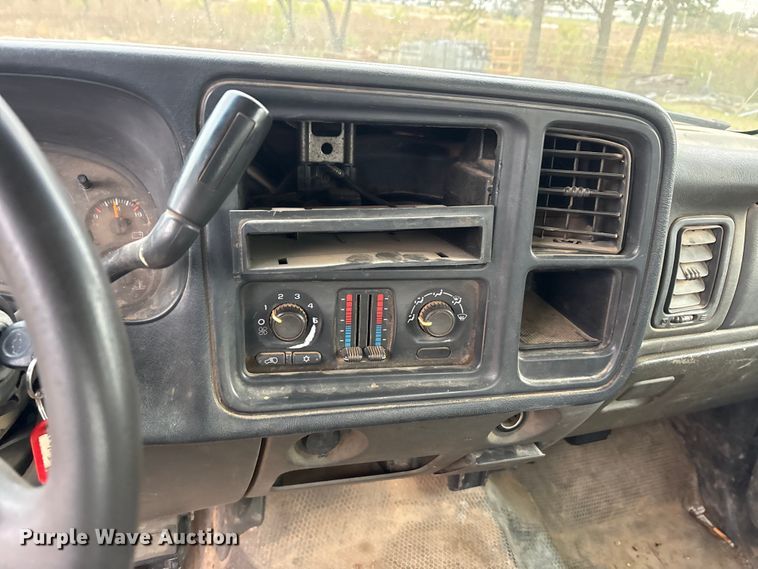 image for item EA7812 2005 Chevrolet Silverado 2500HD Crew Cab pickup truck