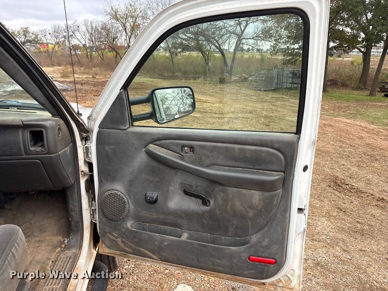 image for item EA7812 2005 Chevrolet Silverado 2500HD Crew Cab pickup truck