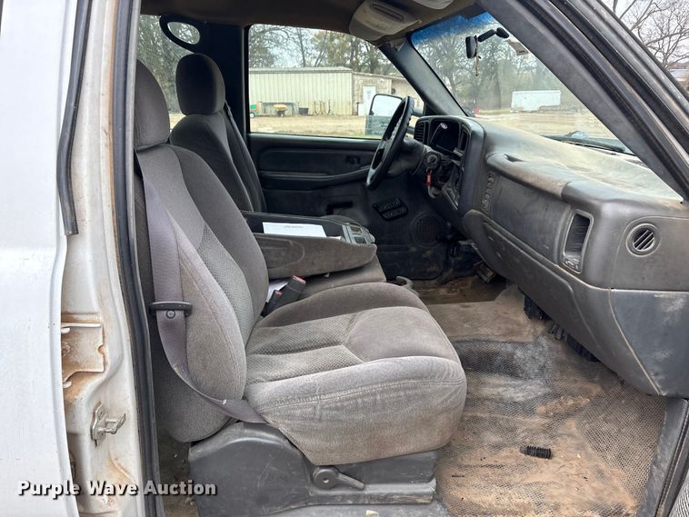 image for item EA7812 2005 Chevrolet Silverado 2500HD Crew Cab pickup truck