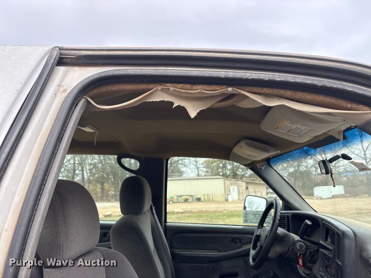 image for item EA7812 2005 Chevrolet Silverado 2500HD Crew Cab pickup truck