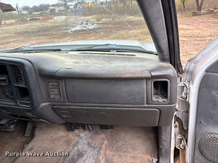 image for item EA7812 2005 Chevrolet Silverado 2500HD Crew Cab pickup truck