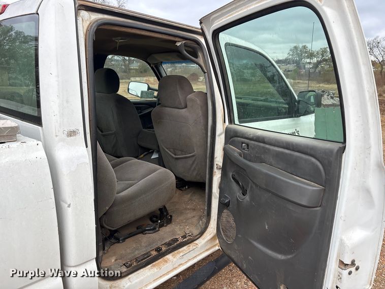 image for item EA7812 2005 Chevrolet Silverado 2500HD Crew Cab pickup truck