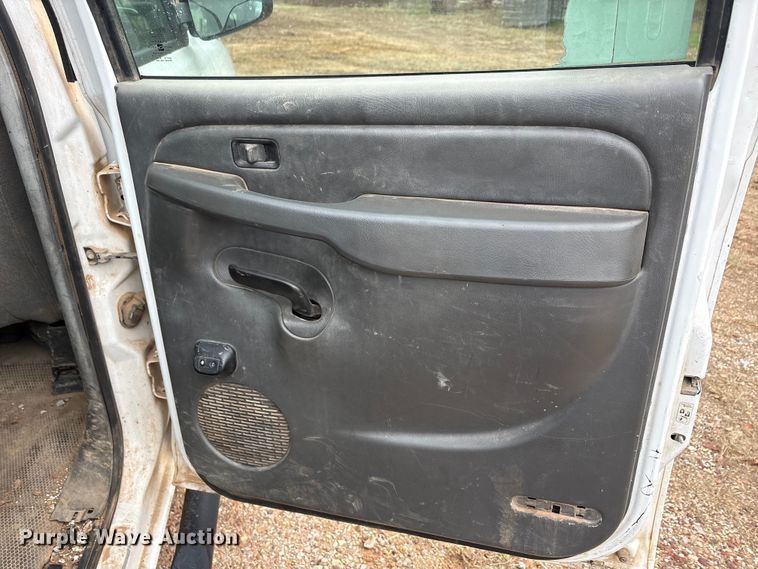 image for item EA7812 2005 Chevrolet Silverado 2500HD Crew Cab pickup truck