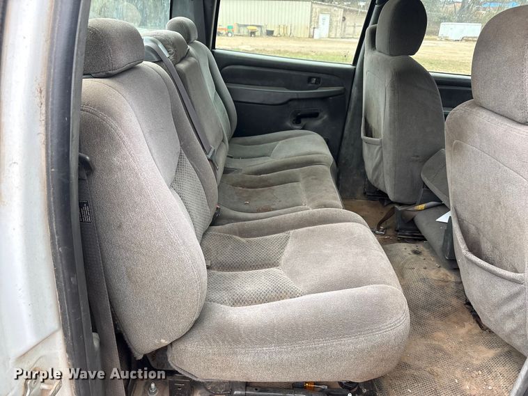 image for item EA7812 2005 Chevrolet Silverado 2500HD Crew Cab pickup truck