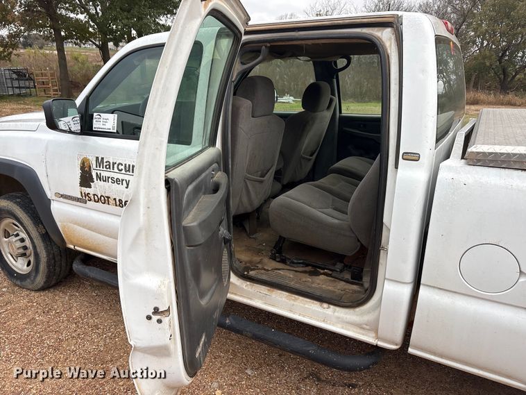 image for item EA7812 2005 Chevrolet Silverado 2500HD Crew Cab pickup truck