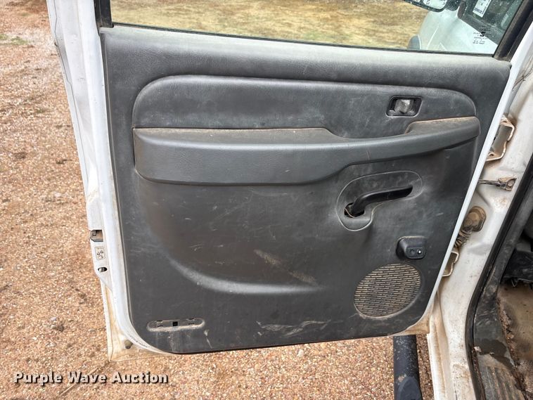 image for item EA7812 2005 Chevrolet Silverado 2500HD Crew Cab pickup truck