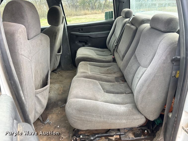 image for item EA7812 2005 Chevrolet Silverado 2500HD Crew Cab pickup truck