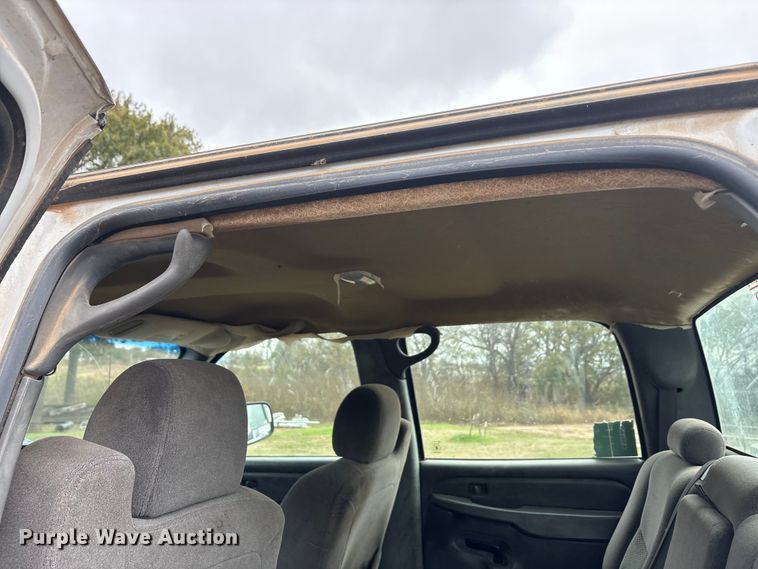 image for item EA7812 2005 Chevrolet Silverado 2500HD Crew Cab pickup truck