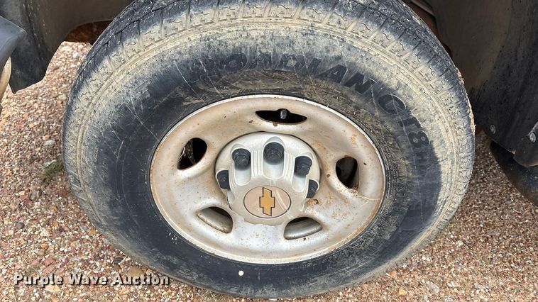 image for item EA7812 2005 Chevrolet Silverado 2500HD Crew Cab pickup truck