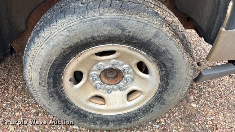 image for item EA7812 2005 Chevrolet Silverado 2500HD Crew Cab pickup truck