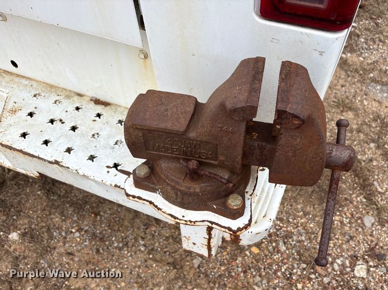 image for item EA7813 2002 Chevrolet Silverado 2500HD Crew Cab utility bed pickup truck