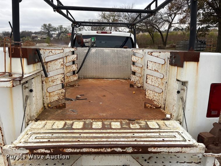 image for item EA7813 2002 Chevrolet Silverado 2500HD Crew Cab utility bed pickup truck