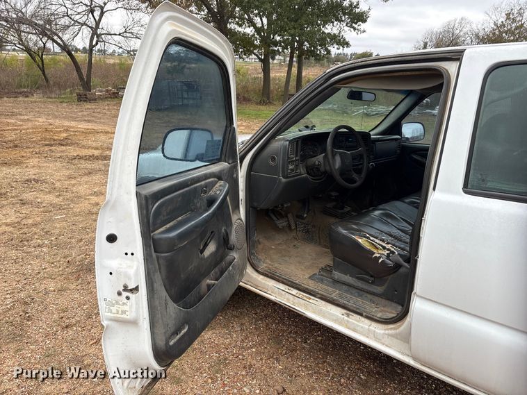 image for item EA7813 2002 Chevrolet Silverado 2500HD Crew Cab utility bed pickup truck