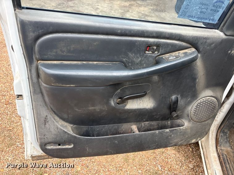 image for item EA7813 2002 Chevrolet Silverado 2500HD Crew Cab utility bed pickup truck