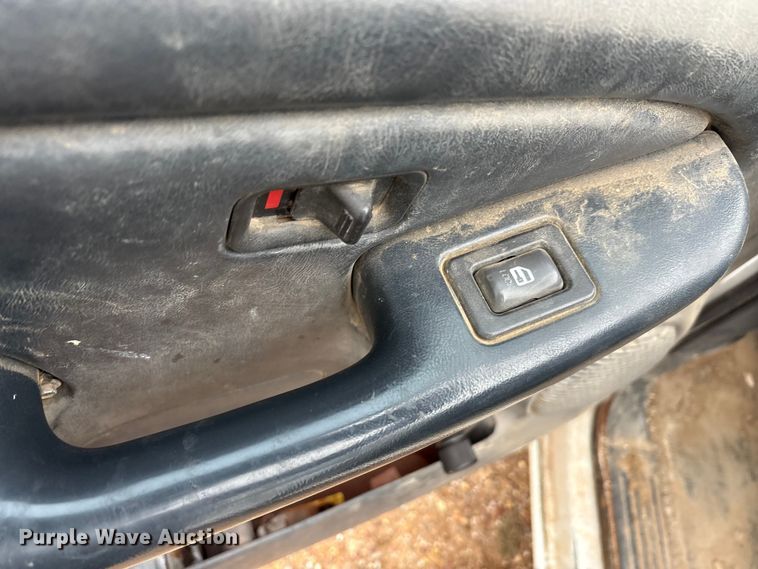 image for item EA7813 2002 Chevrolet Silverado 2500HD Crew Cab utility bed pickup truck