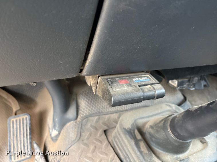 image for item EA7813 2002 Chevrolet Silverado 2500HD Crew Cab utility bed pickup truck