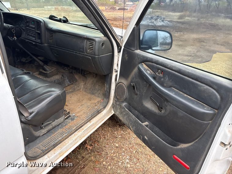 image for item EA7813 2002 Chevrolet Silverado 2500HD Crew Cab utility bed pickup truck