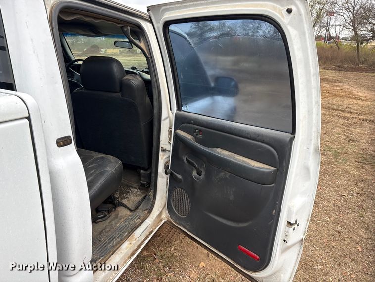 image for item EA7813 2002 Chevrolet Silverado 2500HD Crew Cab utility bed pickup truck