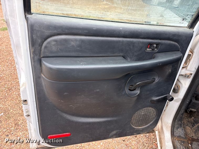 image for item EA7813 2002 Chevrolet Silverado 2500HD Crew Cab utility bed pickup truck