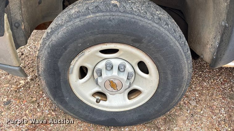 image for item EA7813 2002 Chevrolet Silverado 2500HD Crew Cab utility bed pickup truck